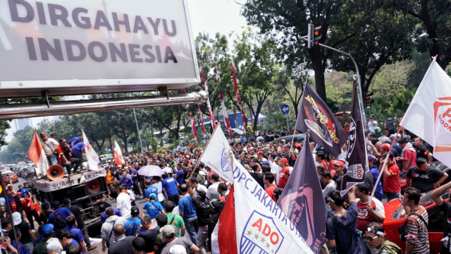 Sejumlah komunitas taksi online yang tergabung dalam Paguyuban Transportasi Online Tanggap (Patriot) melakukan unjuk rasa di depan Balai Kota DKI Jakarta, Jalan Medan Merdeka Selatan. Foto: Jamal Ramadhan/kumparan