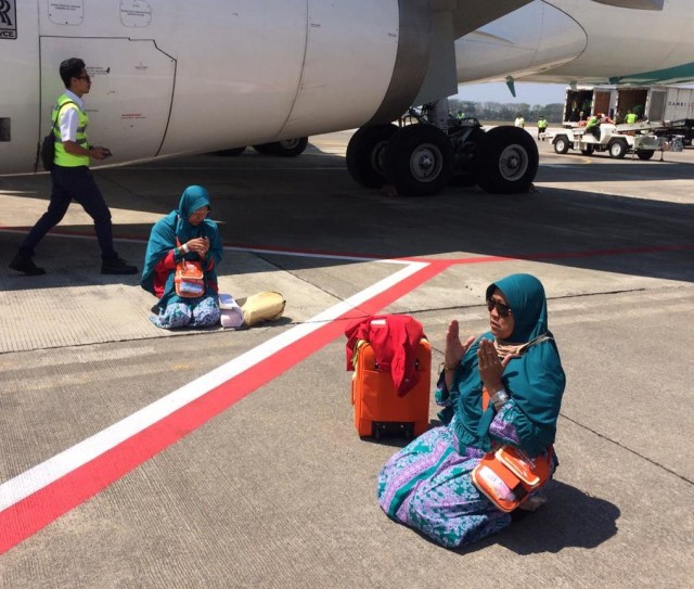 Jamaah Haji sujud syukur setelah tiba di Bandara (Tara Wahyu)