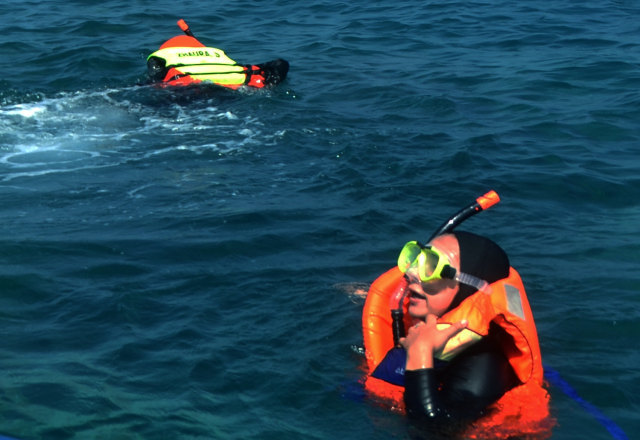 Ber-snorkeling di air laut yang jernih dan membiru di Kepulauan Seribu. (Foto: Jamal Mahfudz)