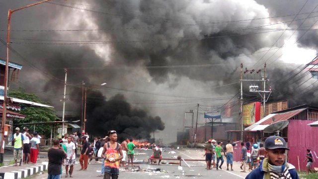 Kondisi kerusuhan di Manokwari, Papua, Senin, (19/8). Foto: STR/AFP