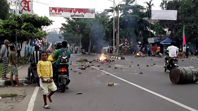 Kondisi kerusuhan di Manokwari, Papua, Senin, (19/8). Foto: STR/AFP