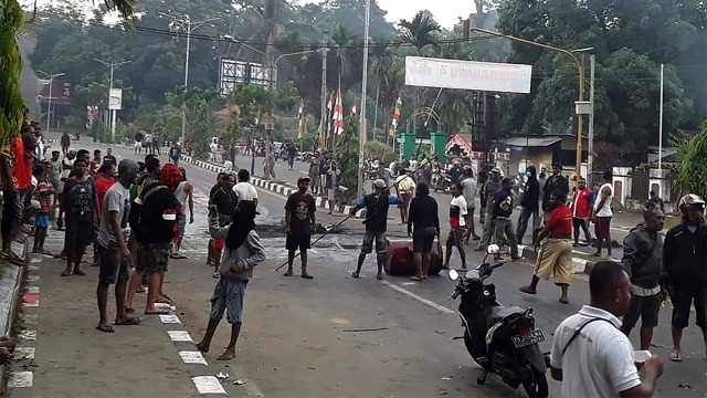Sejumlah warga memblokade jalan saat kerusuhan di Manokwari, Papua, Senin, (19/8). Foto: STR/AFP