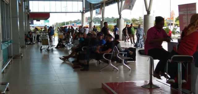 Penerbangan ditunda, penumpang Sriwijaya Air tunggu di Bandara DEO, Sorong. Foto: Ana/Balleo News