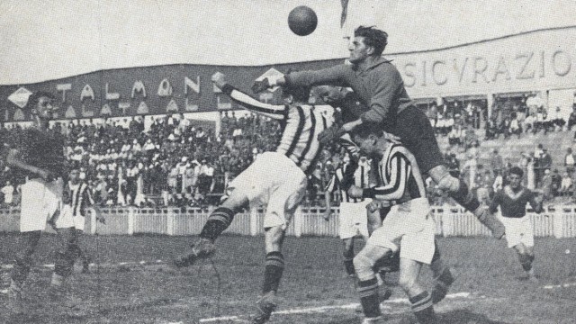 Pertandingan Serie A edisi perdana musim 1929/30 antara Roma dan Juventus. Foto: Wikimedia Commons