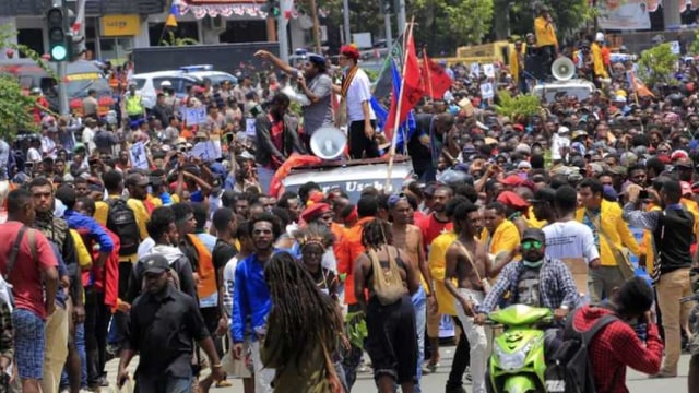 Massa melakukan aksi di Jayapura, Senin (19/8/2019). Foto: ANTARA FOTO/Gusti Tanati