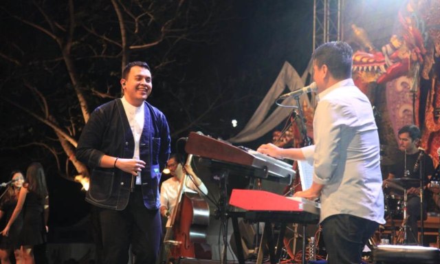 Indra Lesmana bersama penyanyi Tulus pada SVF 2018 (dok.kanalbali)