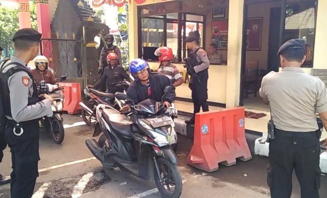 Kepolisian Resor Pasuruan tingkatkan pengamanan di pos bagi masyarakat yang masuk. Foto: JatimNow.