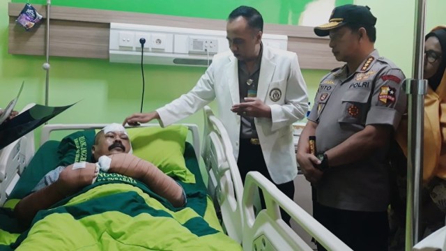 Kapolri Tito Karnavian sambangi Aipda Agus di RS Bhayangkara. Foto: dok. istimewa