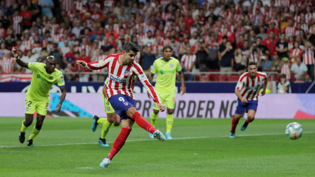 Alvaro Morata gagal mengeksekusi penalti saat Atletico Madrid menghadapi Getafe. Foto: Sergio Perez/Reuters