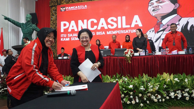 Ketua Umum DPP PDI Perjuangan, Megawati Soekarnoputri melantik Tri Rismaharini sebagai Ketua Bidang Kebudayaan PDI Perjuangan di DPP PDIP, Jakarta, Senin (19/8). Foto: Fanny Kusumwardhani/kumparan