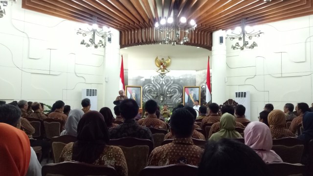 Wakil Presiden Jusuf Kalla dan para peneliti Diaspora di Kantor Wapres. Foto: Kevin Kurnianto/kumparan