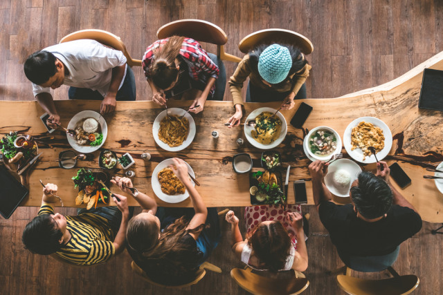 com-Ilustrasi makan bersama Foto: Shutterstock