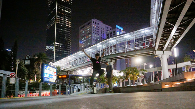 Pegiat skateboard beraksi di Spot Budaya 2 Dukuh Atas, Jakarta (19/8). Foto: Jamal Ramadhan/kumparan