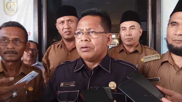 Wali Kota Banda Aceh, Aminullah Usman, saat diwawancarai terkait surat imbauan agar semua pedagang di Kota Banda Aceh menghentikan kegiatan penjualan minimal 10 menit menjelang azan berkumandang setiap waktu salat, Senin (19/8). Foto: Habil/acehkini