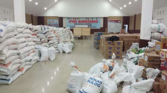 Logistik berupa bahan makanan yang menumpuk di Aula Kantor Bupati Halsel. Foto: Safri Noh