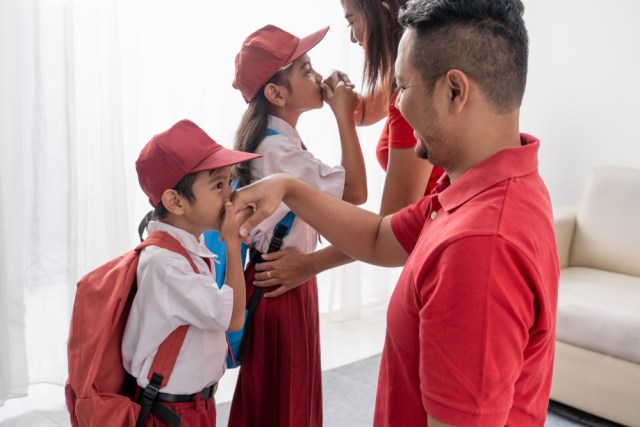 ilustrasi anak-anak mencium tangan orang tua sebelum berangkat sekolah Foto: Shutterstock
