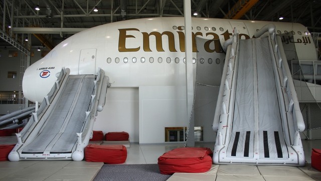 Ilustrasi emergency slide milik pesawat Emirates Foto: Shutter Stock