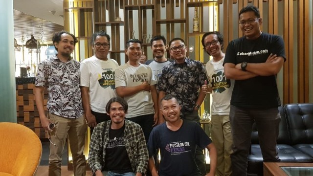 Ketua AJI, Abdul Manan (berdiri ketiga kanan), bersama tim media partner kumparan.  