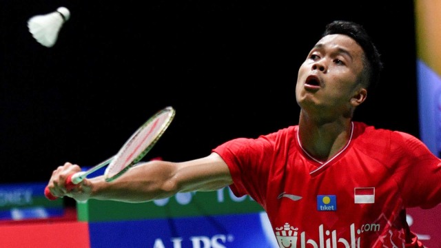 Pebulu tangkis Indonesia, Anthony Sinisuka Ginting, mengembalikan kok pada Kejuaraan Dunia Bulu Tangkis 2019 di St. Jakobshalle, Basel, Swiss. Foto: ANTARA FOTO/Hafidz Mubarak