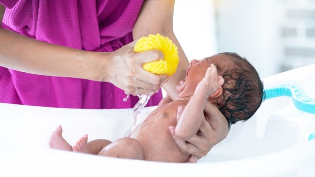 Bayi Baru Lahir, Seberapa Sering Harus Mandi? (1)
