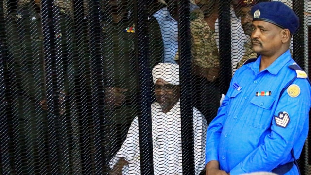 Eks Presiden Sudan, Omar Al-Bashir (kiri) menjalani persidangan atas dugaan kasus korupsi. Foto: REUTERS/Mohamed Nureldin Abdallah