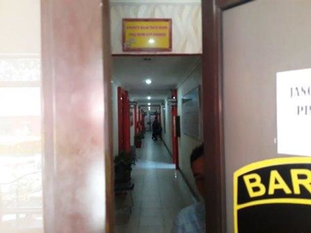 Lorong di Mapolresta Barelang menuju ruang pemeriksaan pejabat Kepri oleh KPK yang dijaga ketat. (Foto: Yogi/batamnews)