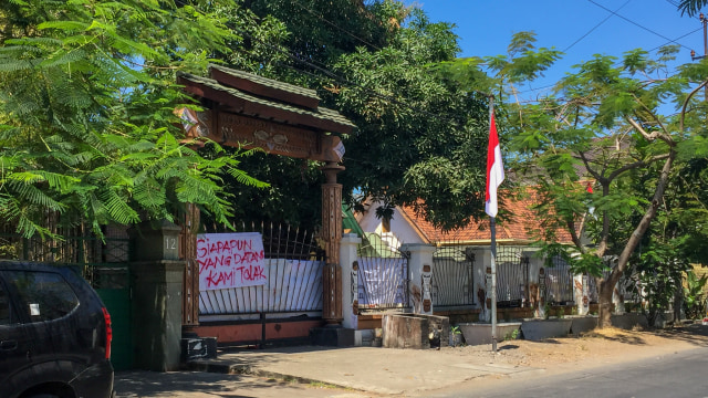 Spanduk Penolakan Tamu di Asrama Mahasiswa Papua Surabaya. Foto: Yuana Fatwalloh/kumparan