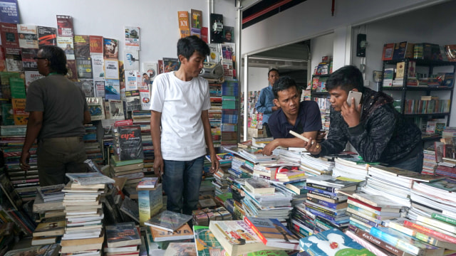Aktivitas jual beli di salah satu kios pasar buku Kenari, Salemba, Jakarta Pusat (20/8). Foto: Iqbal Firdaus/kumparan
