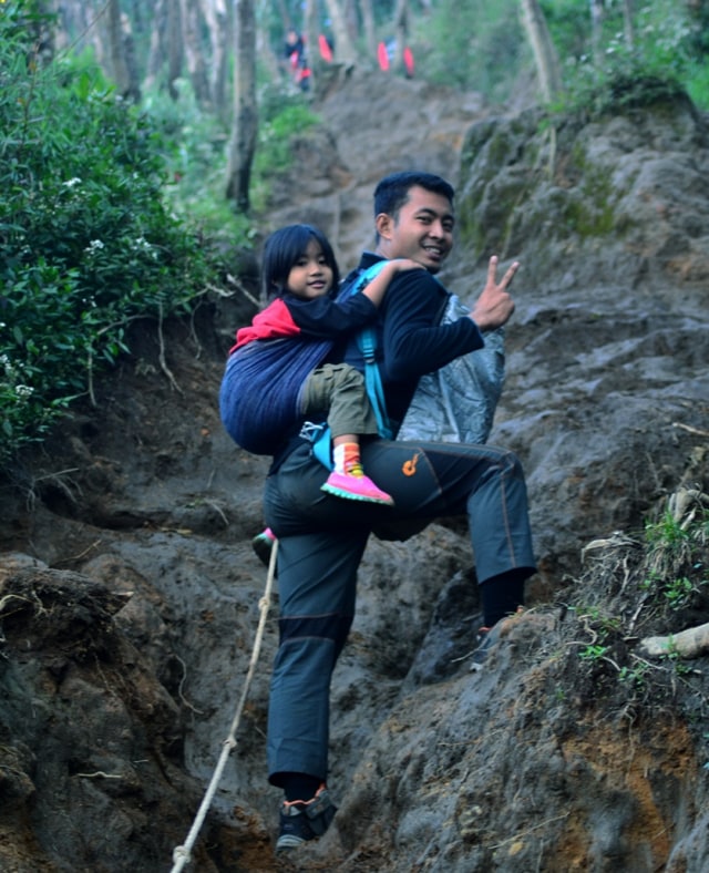 Mengajak anak mendaki Gunung Merbabu di Jawa Tengah, tentu saja tidak main-main, diperlukan pengetahuan dan pengalaman pendakian gunung (Foto: Jamal Mahfudz) 