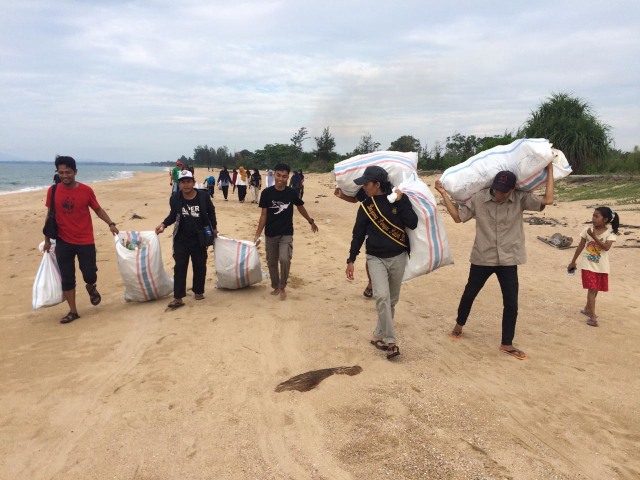 Relawan mengumpulkan sampah dari Pantai Paloh, Kalimantan Barat. Foto: WWF Indonesia