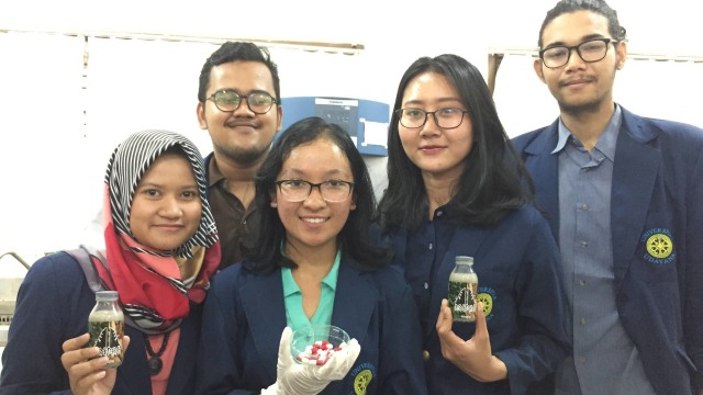 Lima mahasiswa semester 7 Fakultas Pertanian Universitas Udayana (Unud) berhasil membuat ramuan anti depresi. Foto: Denita br Matondang/kumparan