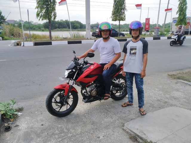 Pengemudi RBT Online yang baru hadir di Kabupaten Pidie belum berseragam resmi saat hendak mengantarkan seorang penumpang di kawasan Kota Sigli, Aceh. Foto: Muzakkir untuk acehkini
