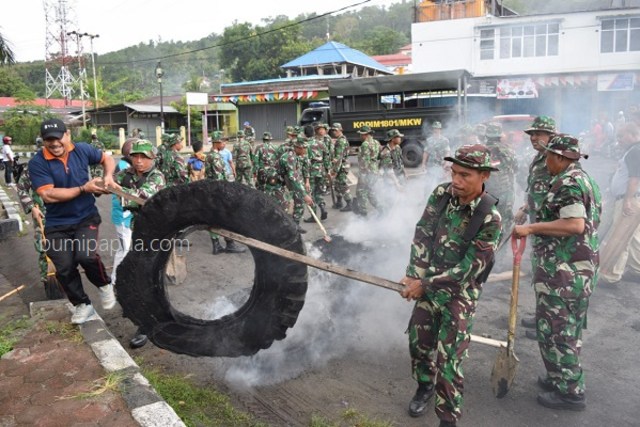 Warga, aparat keamanan, dan ASN di Manokwari membersihkan sampah sisa unjuk rasa. (Bumipapua.com/Irsye Simbar)