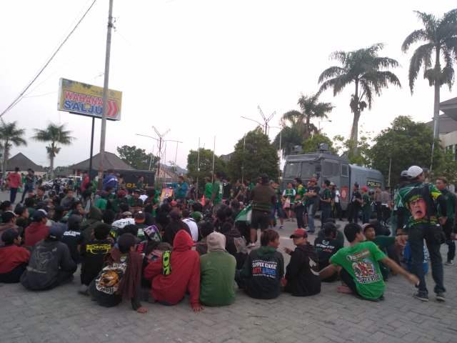  Kelompok suporter Bonek saat padati Stadion PKOR, Wayhalim Selasa (20/8) | Foto : Rafika Restiningtias/Lampung Geh