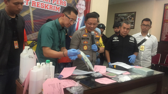 Polisi menunjukkan barang bukti alat dan bahan pembuat materai palsu di Polres Metro Jakarta Selatan. Foto: Raga Imam/kumparan