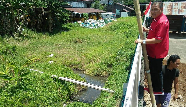 Anggota DPRD Kabupaten Minahasa, Teddy Masengi, saat melakukan pengecekan terkait laporan limbah di salah pabrik miras yang ada di Kabupaten Minahasa, Sulawesi Utara