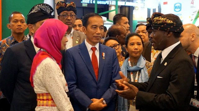 Presiden Jokowi (tengah) berbincang dengan pemerintah Afrika usai melakukan penandatanganan kerjasama dalam bidang infrastruktur dan transportasi. Foto: Dok. Humas Kementerian BUMN
