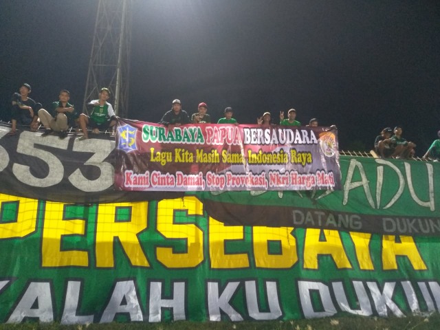Aksi kelompok suporter Persebaya, Bonek, saat menyerukan aksi damai terhadap insiden mahasiswa Papua di Malang dan Surabaya, Selasa (20/8) | Foto : Rafika Restiningtias/Lampung Geh