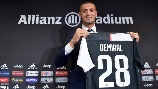 Demiral memegang seragam Juventus. Foto: Dok. Media Juventus