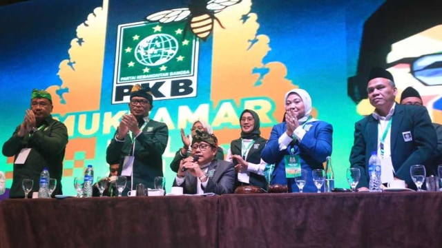 Muhaimin Iskandar atau Cak Imin (ketiga dari kiri) terpilih kembali sebagai ketum PKB 2019-2024 secara aklamasi Foto: Ricad Saka