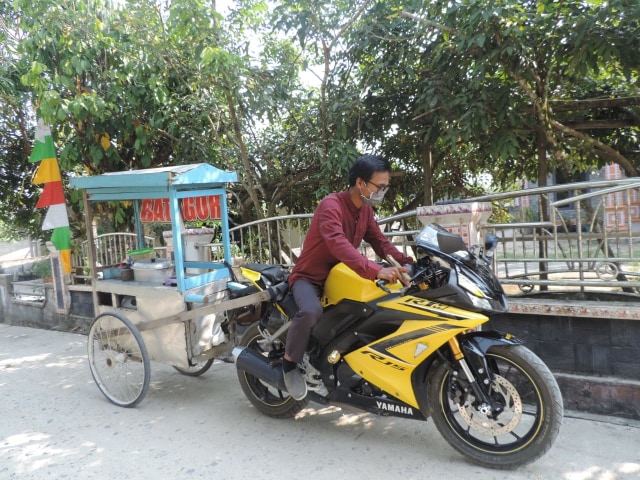 Anjar menggunakan Yamaha R15 untuk menarik gerobak siomai. Foto: Dina Mariana/Hi!Pontianak