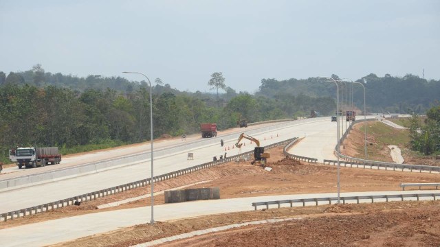 Sejumlah kendaraan berat melintas di proyek pembangunan jalan Tol Balikpapan-Samarinda yang siap beroperasi akhir tahun 2019. Foto: Dok. Jasa Marga