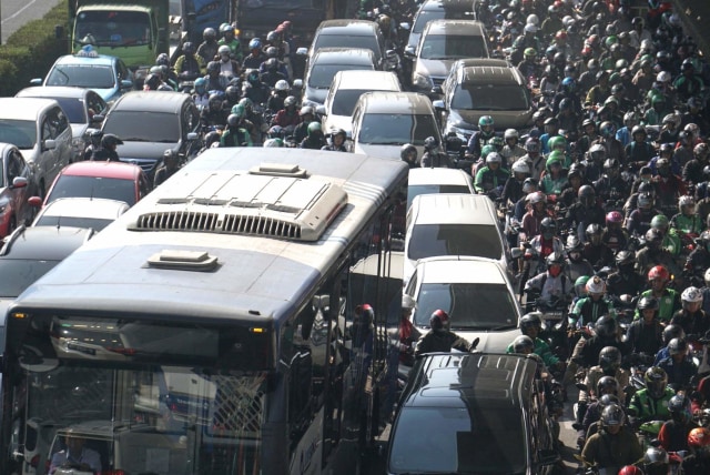 Sejumlah kendaraan terjebak macet di kawasan Jalan Gatot Subroto, Jakarta. Foto: Iqbal Firdaus/kumparan