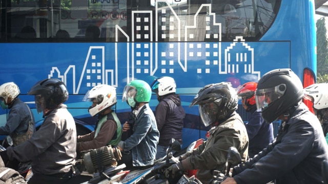 Sejumlah kendaraan terjebak macet di kawasan Jalan Gatot Subroto, Jakarta. Foto: Iqbal Firdaus/kumparan