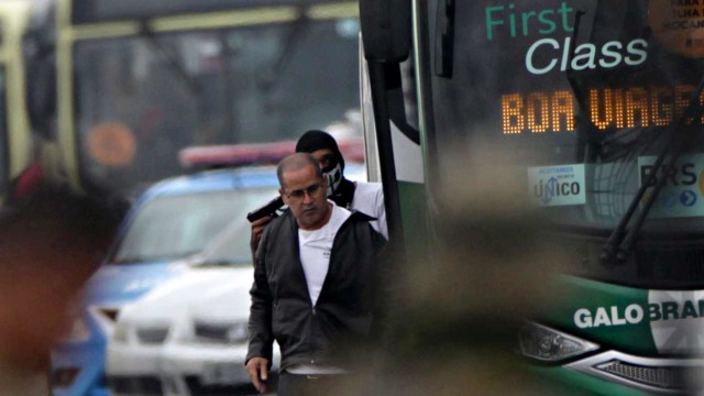 Seorang pembajak menodong sebuah pistol ke salah satu penumpang bus, Rio de Janeiro, Brasil. Foto: Reuters