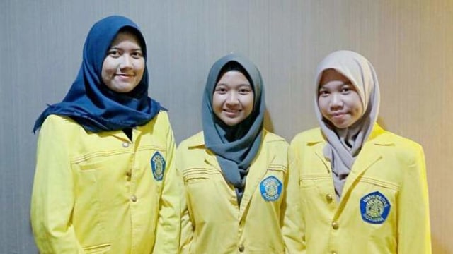Tiga mahasiswa Universitas Indonesia (UI) penemu obat antikanker serviks. Foto: Dok. Universitas Indonesia