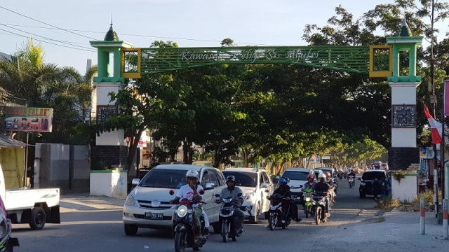 Sejumlah pengendara melintas dari arah barat gerbang Kawasan Religi Sis Aljufri di Jalan Sis Aljufri, Kelurahan Siranindi, Kecamatan Palu Barat, Kota Palu, Sulawesi Tengah, Rabu (21/8). Foto: PaluPoso. 