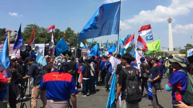 Sejumlah buruh berunjuk rasa di seberang Istana Negara, Rabu (21/8). Foto: Muhammad Darisman/kumparan