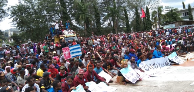 Aksi demo yang berlangsung di lapangan Apel Kantor Wali Kota Sorong, Rabu (21/8). Foto: Ana/Balleo News