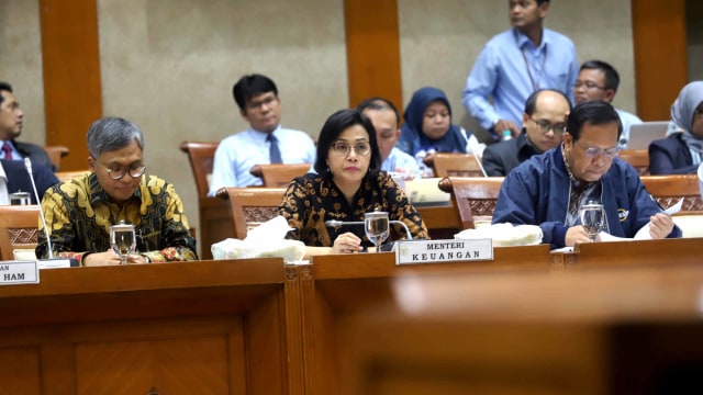 Menteri Keuangan Indonesia Sri Mulyani (tengah) menghadiri Rapat Kerja bersama komisi XI di  Kompleks Parlemen, Senayan, Jakarta Pusat, Rabu (21/8). Foto: Helmi Afandi/kumparan